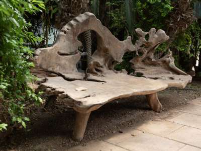 Ci sediamo ora su delle possenti panchine in legno ricavate da radici di teak...
